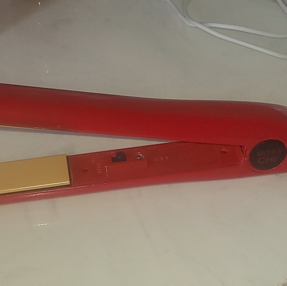 Chi Tourmaline Ceramic 1″ Hairstyling Iron – Ruby Red
